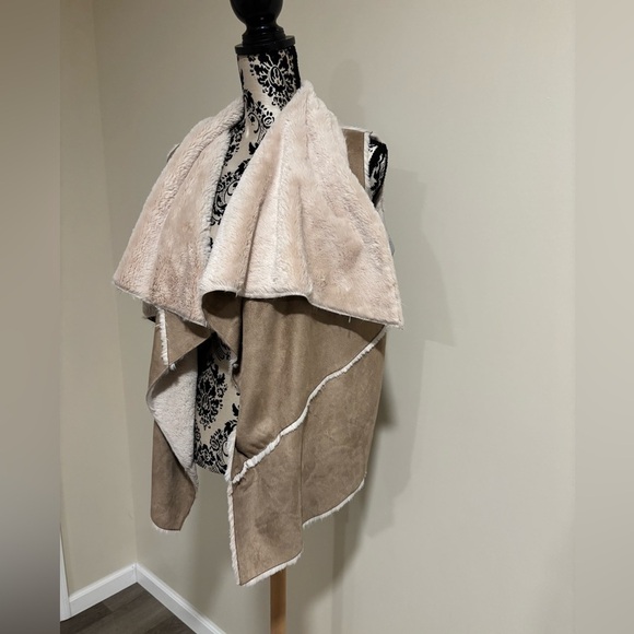 Sherpa lined suede Vest - Picture 3 of 6